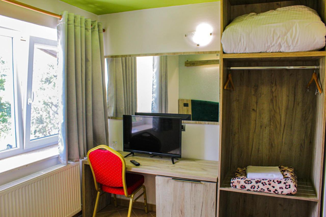 Triple Room — Dhoma Treshe